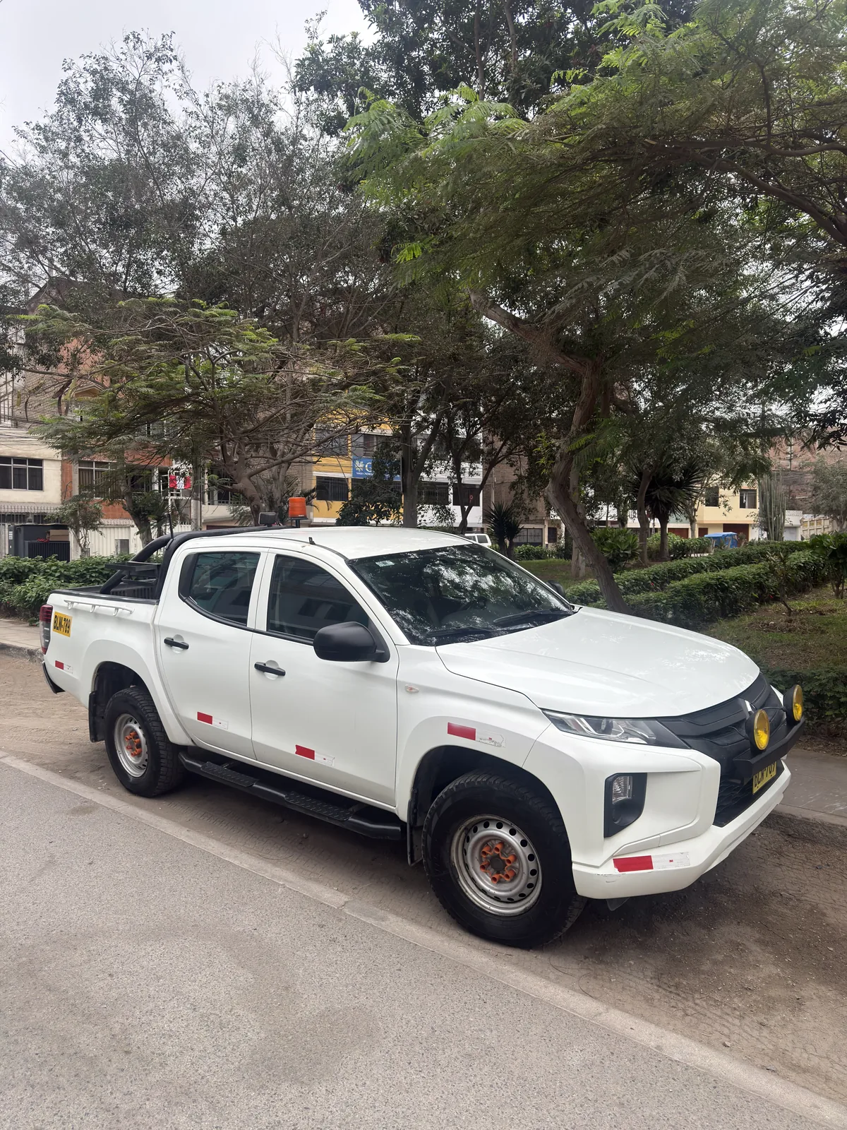 Mitsubishi L200 GLX 4x4 2022 blanca, vista lateral tres cuartos