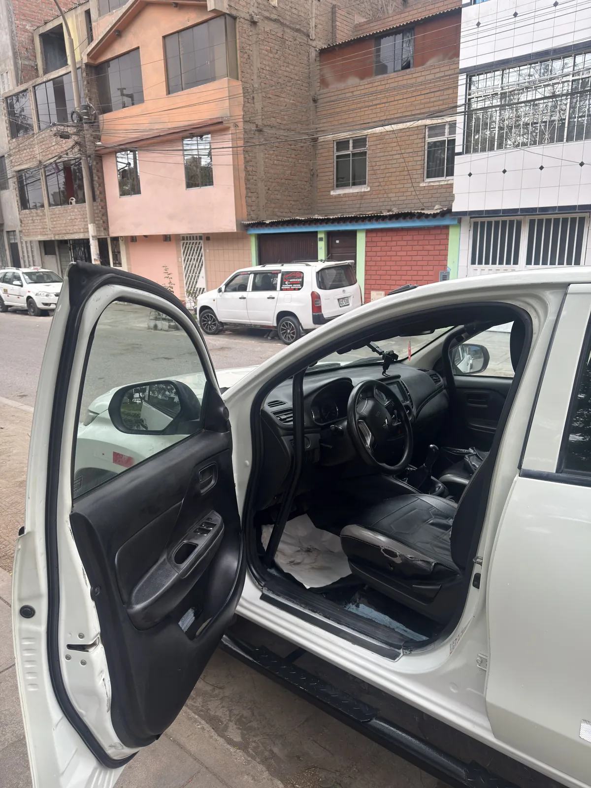 Cabina con puerta abierta y asientos delanteros